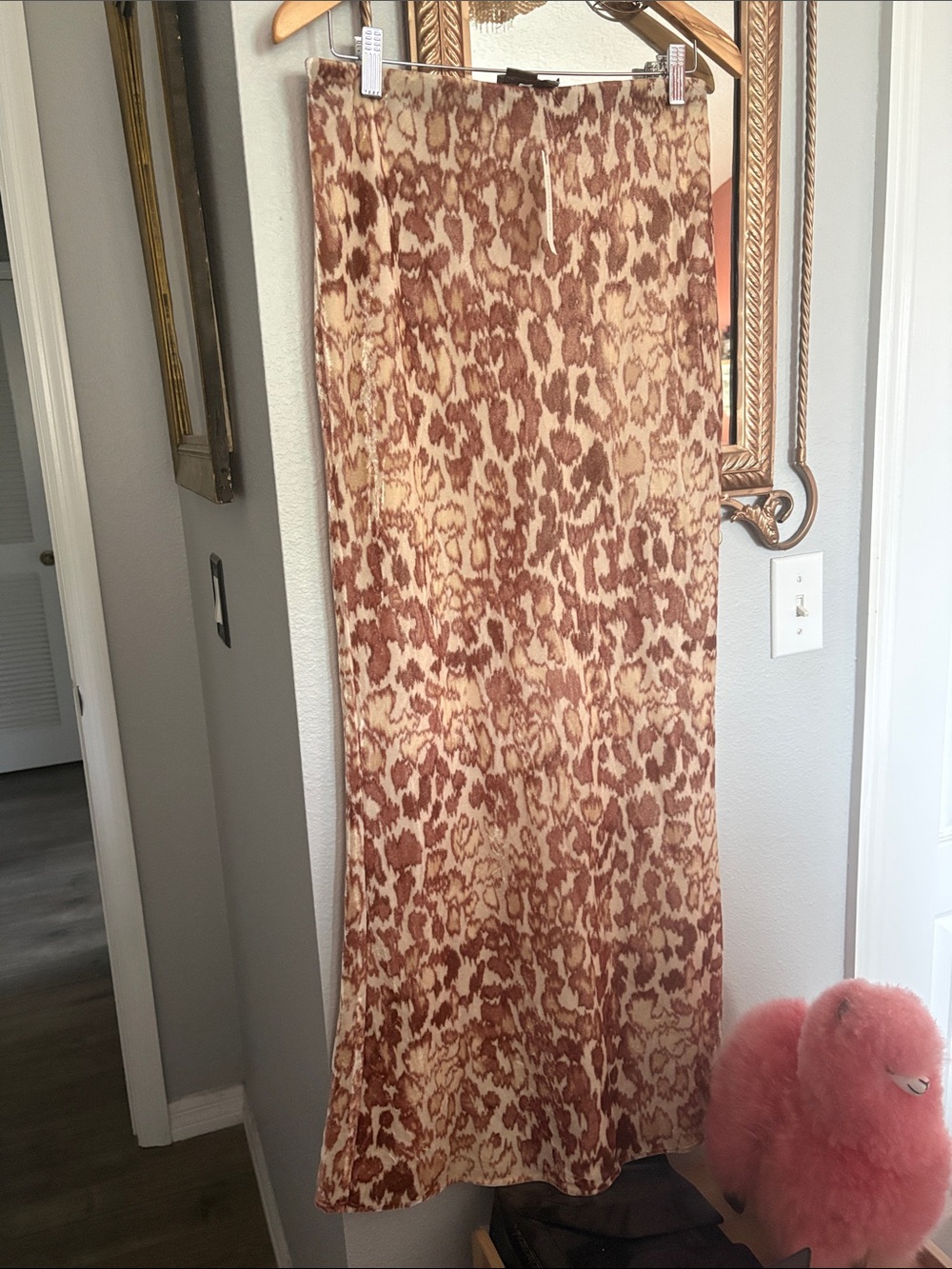 NWT Anthropologie Leopard-Print Velvet burnout maxi skirt. Elastic waist. Sz M